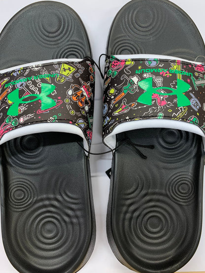 Sandales - Ignite Select Under Armour noires avec motifs colorés et logo vert, vue de dessus, style gougounnes unisexes.