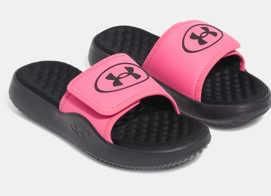 Sandales - UA Ignite Pro 8 Under Armour roses et noires avec sangle ajustable, semelle mousse mémoire, pour fille, vue diagonale.