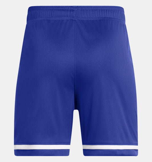 Short UA Adversaire - Under Armour bleu roi avec bordure blanche, tissu léger et séchant, pour garçon, vue de dos.
