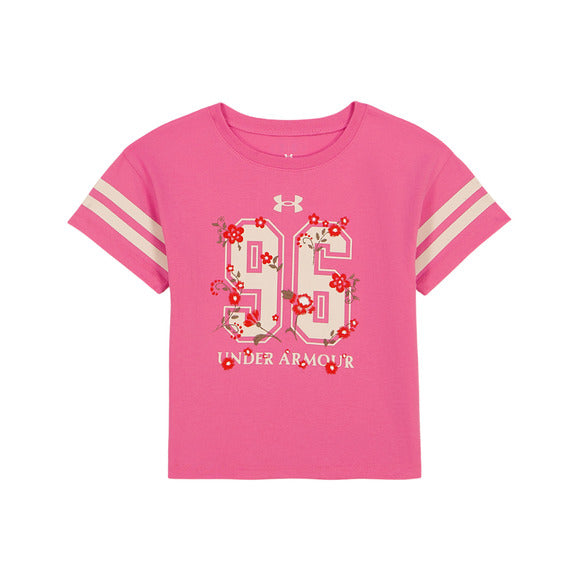 T-Shirt - Under Armour rose vif avec numéro 96 orné de fleurs rouges et blanches, détails rayés blancs sur les manches, vue de face.