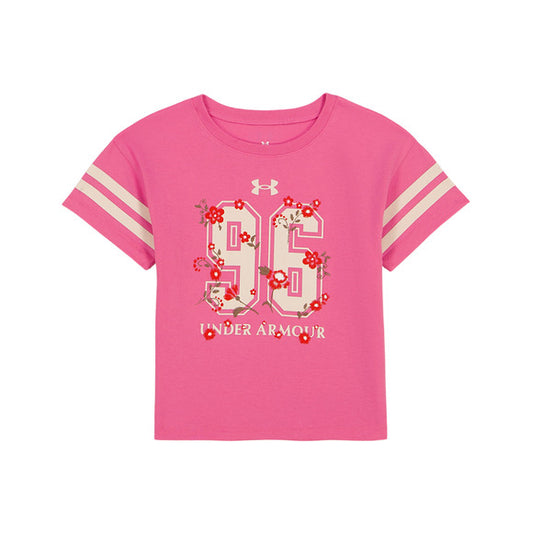T-Shirt - Under Armour rose vif avec numéro 96 orné de fleurs rouges et blanches, détails rayés blancs sur les manches, vue de face.
