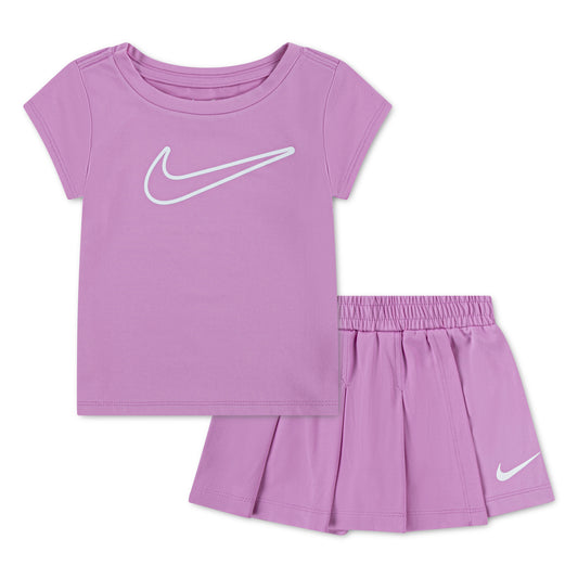 Ensemble Jupe-Short - Nike, t-shirt et jupe-short violets en tissu Dri-FIT pour enfant, vue de face sur fond blanc.