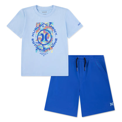 Ensemble - Hurley composé d’un t-shirt graphique bleu clair à manches courtes et d’un short bleu roi, vue de face enfant garçon.