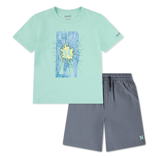 Ensemble - Hurley pour garçon avec t-shirt turquoise manches courtes à motif graphique et short gris, vue de face porté sur mannequin.