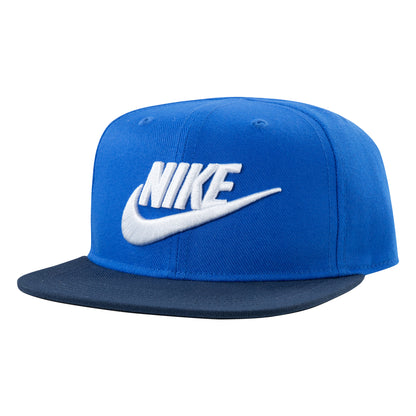 Casquette - Nike snapback en poly twill bleu avec visière plate noire et logo brodé blanc, vue de côté gauche