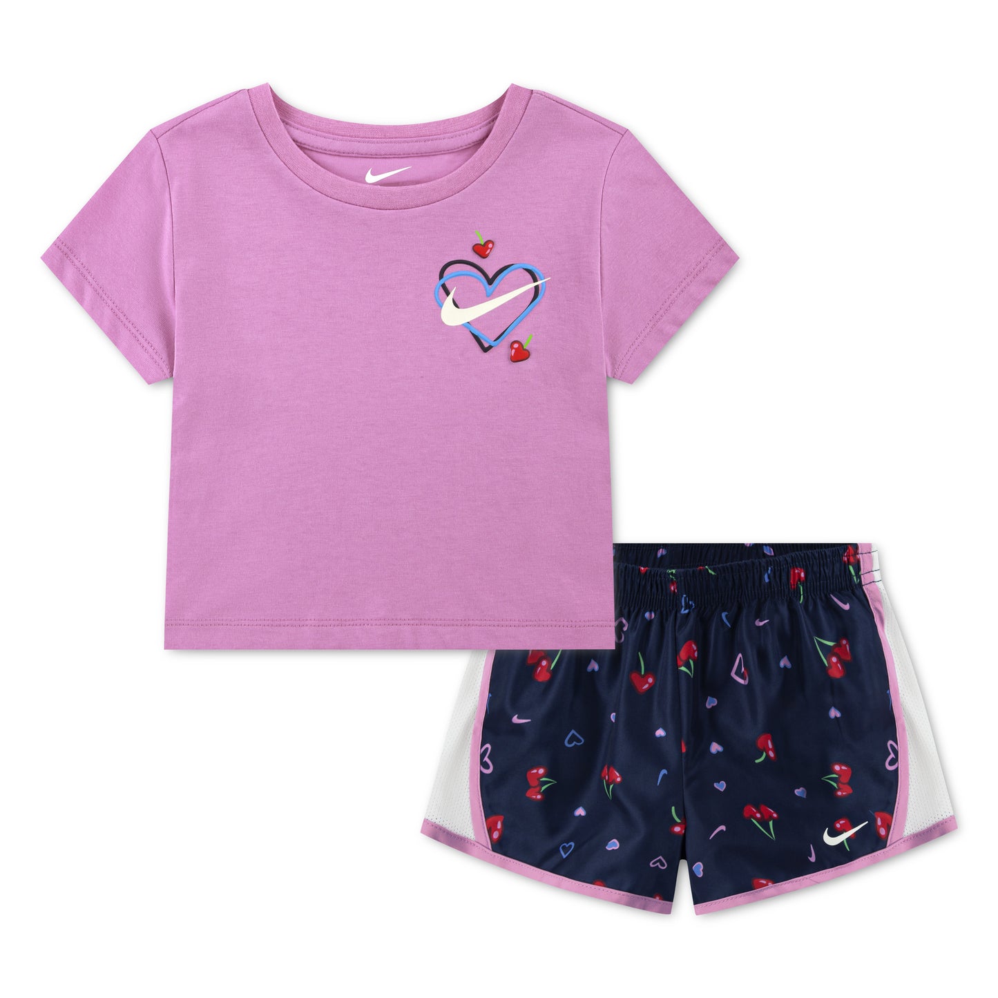 Ensemble - Nike pour enfant, t-shirt coton/polyester violet avec logo cœur, short bleu marine à motifs cerises, vue de face