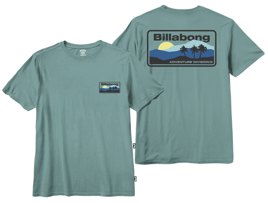 T-Shirt - Billabong bleu vert avec imprimé paysage de montagne, soleil et palmiers, style décontracté, coton, vue de face et de dos.