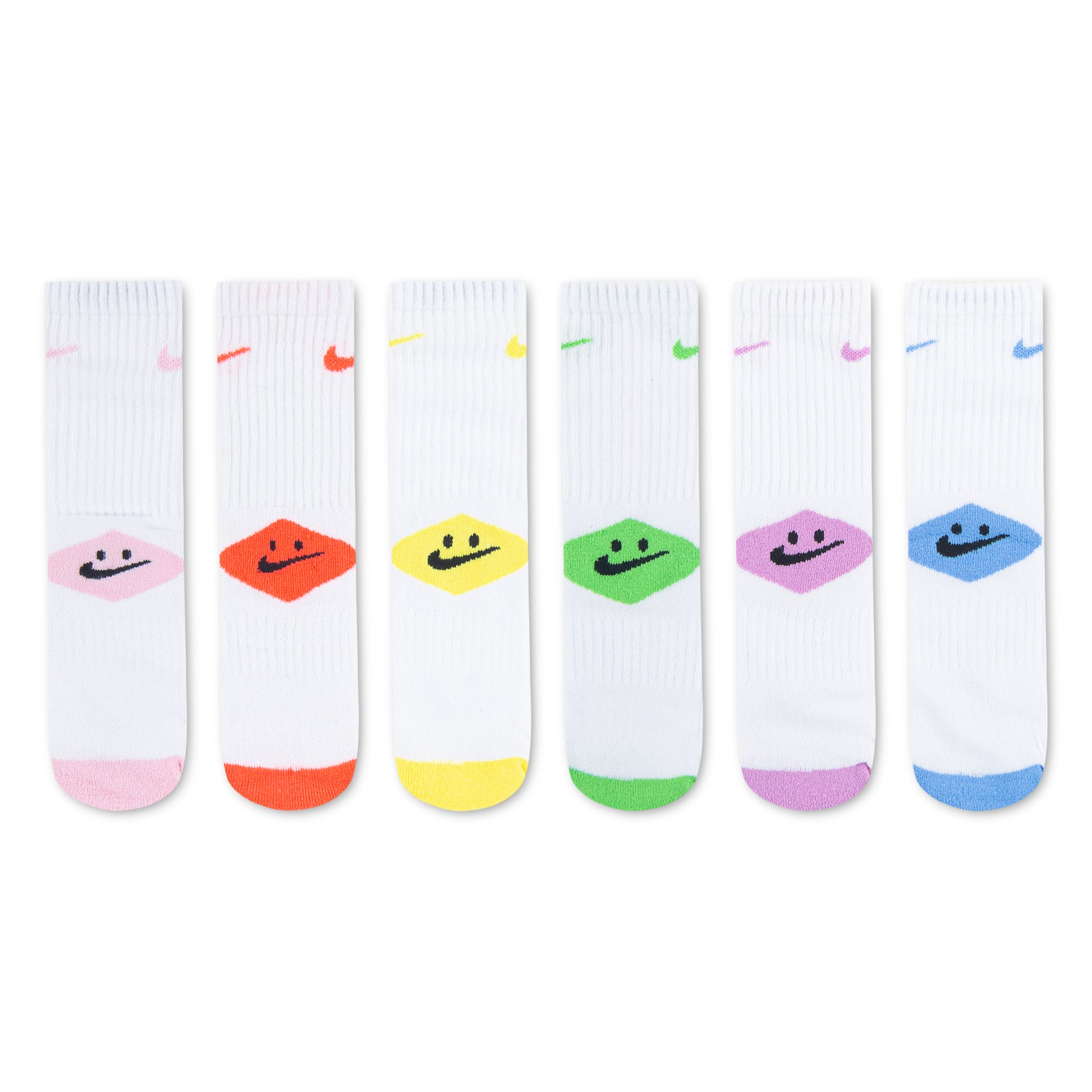 6 Paires de bas - Nike blancs avec motifs sourires colorés et détails rose, orange, jaune, vert, violet, bleu, vue de face.