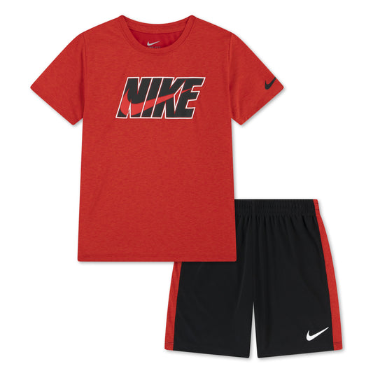 Ensemble - Nike composé d'un t-shirt rouge avec logo noir et blanc et short noir à bandes rouges, pour enfant, vue de face.