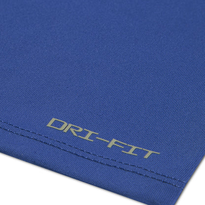 Détail du tissu bleu polyester avec marquage Dri-Fit sur l'Ensemble - Nike, vue rapprochée du matériau technique.