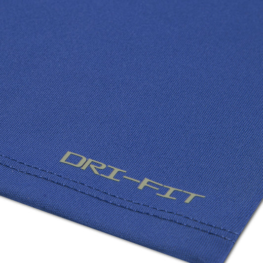 Détail du tissu bleu polyester avec marquage Dri-Fit sur l'Ensemble - Nike, vue rapprochée du matériau technique.