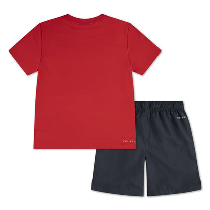 Ensemble - Nike garçon avec tee-shirt rouge et short noir en polyester, vue de dos, style sportif et confortable