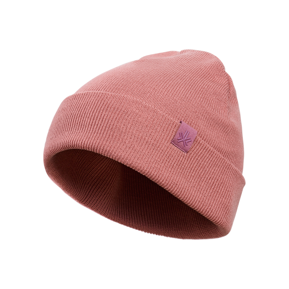 Bonnet en maille rose saumon avec revers côtelé et petit logo carré violet, vue en angle rapprochée.