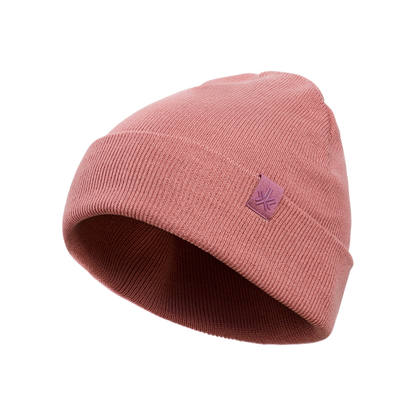 Bonnet en maille rose saumon avec revers côtelé et petit logo carré violet, vue en angle rapprochée.