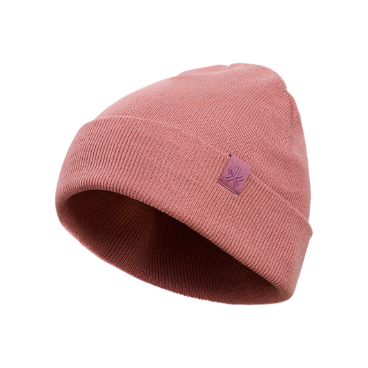 Bonnet en maille rose saumon avec revers côtelé et petit logo carré violet, vue en angle rapprochée.