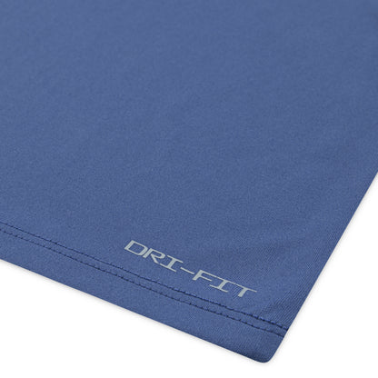Tissu bleu en polyester Dri-Fit, détail coin inférieur du T-Shirt - Nike, finition coutures visibles, vue rapprochée