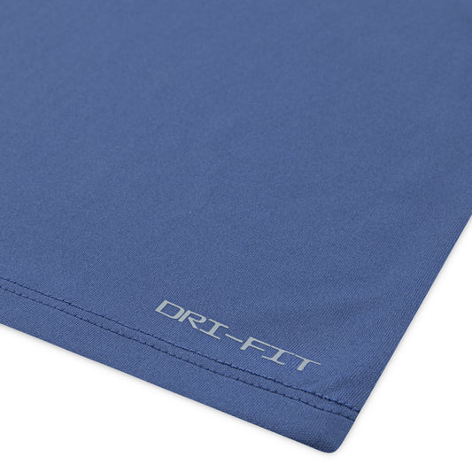 Tissu bleu en polyester Dri-Fit, détail coin inférieur du T-Shirt - Nike, finition coutures visibles, vue rapprochée