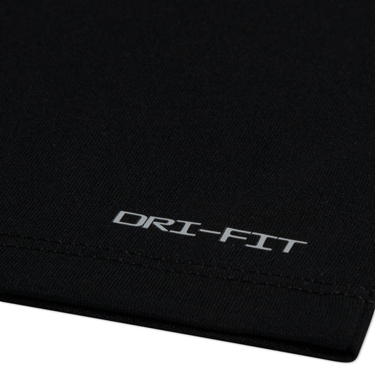 Détail de tissu noir en polyester avec inscription Dri-Fit, T-Shirt - Nike, vue rapprochée du matériau technique.