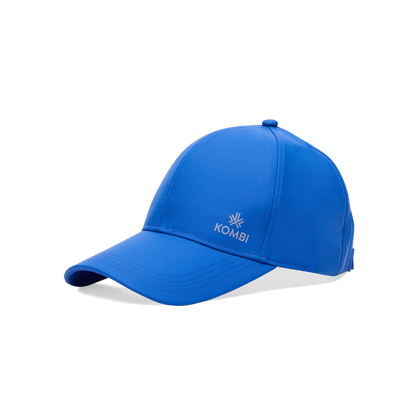 Casquette - Kombi bleu imperméable ajustable en matière synthétique, vue en léger profil gauche, fond transparent.