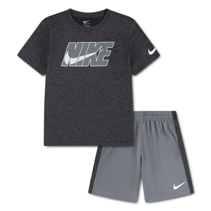 Ensemble - Nike garçon gris foncé et gris clair 100% polyester, t-shirt manches courtes et short, vue de face.