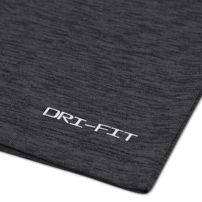 Détail du tissu polyester gris foncé avec inscription Dri-Fit blanc, pour Ensemble - Nike, vue rapprochée sur le matériau