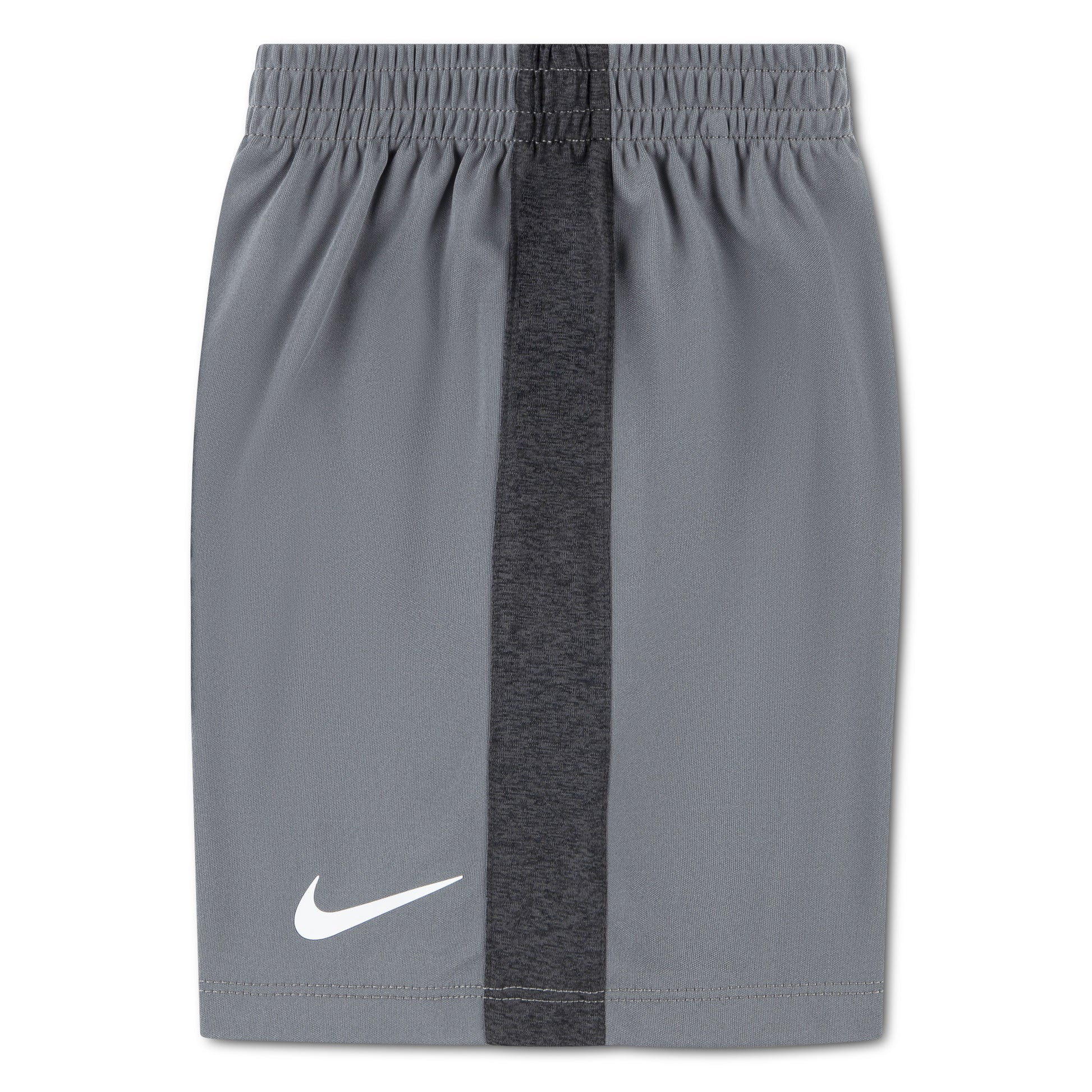Ensemble - Nike short gris clair avec bande verticale gris foncé, logo blanc, 100% polyester, vue de face, enfant garçon.