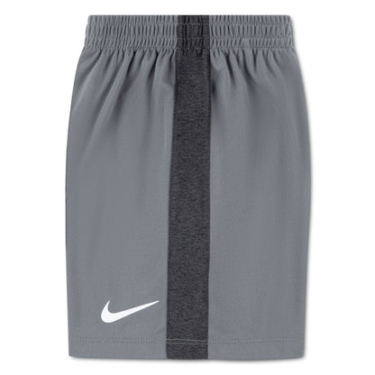 Ensemble - Nike short gris clair avec bande verticale gris foncé, logo blanc, 100% polyester, vue de face, enfant garçon.