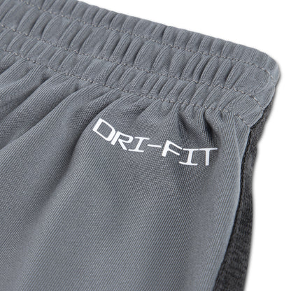 Détail d'ourlet gris anthracite en polyester avec inscription DRI-FIT sur ensemble - Nike, vue rapprochée