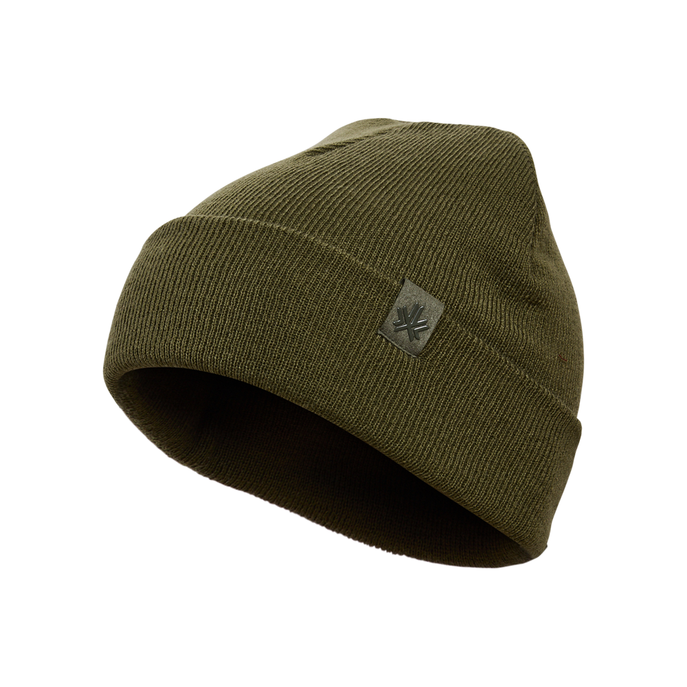 Tuque d'hiver - Kombi kaki en tricot côtelé avec revers et petit écusson, vue en angle, style classique, adulte.