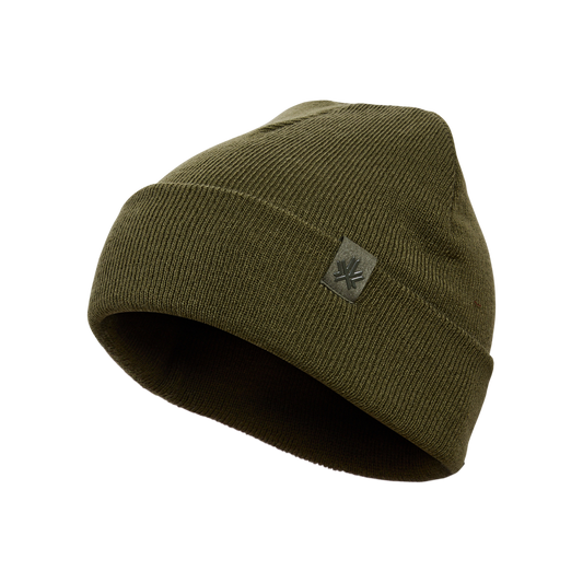 Tuque d'hiver - Kombi kaki en tricot côtelé avec revers et petit écusson, vue en angle, style classique, adulte.