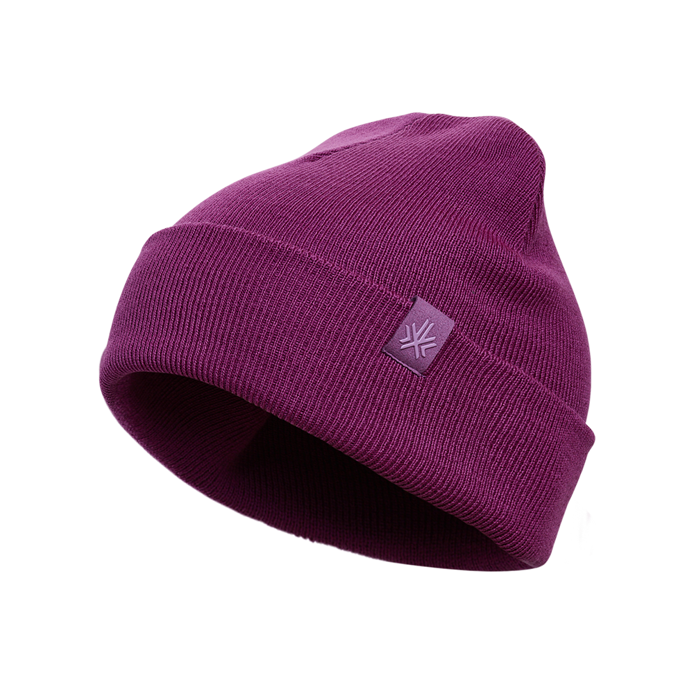 Tuque d'hiver - Kombi en tricot violet foncé, style plié, vue en léger angle, matériau laine ou acrylique visible, unisexe adulte.
