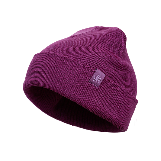 Tuque d'hiver - Kombi en tricot violet foncé, style plié, vue en léger angle, matériau laine ou acrylique visible, unisexe adulte.