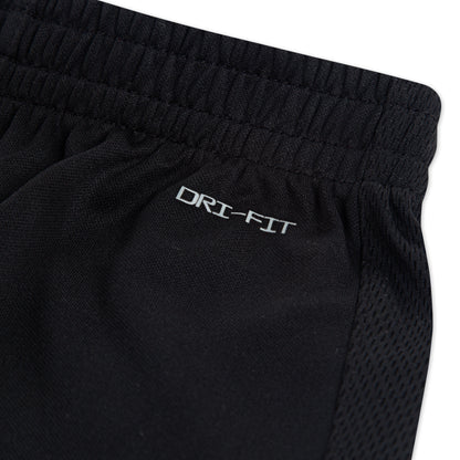 Short - Nike noir en polyester avec taille élastique et logo Dri-Fit blanc, détail textile respirant vue rapprochée.