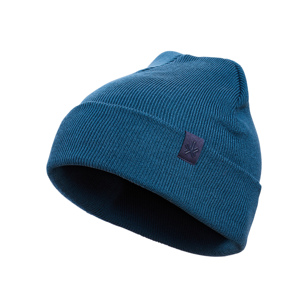 Tuque d'hiver - Kombi en tricot bleu marine avec logo sur le devant, vue de côté, style unisexe adulte, matière laine fine.