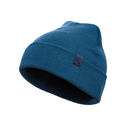Tuque d'hiver - Kombi en tricot bleu marine avec logo sur le devant, vue de côté, style unisexe adulte, matière laine fine.