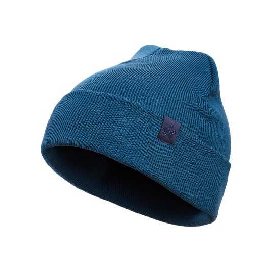 Tuque d'hiver - Kombi en tricot bleu marine avec logo sur le devant, vue de côté, style unisexe adulte, matière laine fine.
