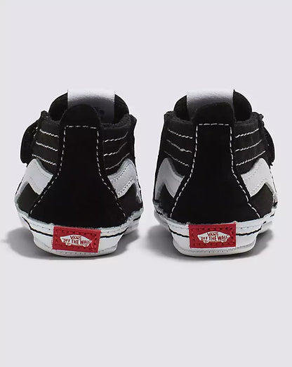 Chaussures pour bébé - Sk8-Hi Crib Vans noires et blanches en toile et daim, vue de dos, adaptées 0-9 mois.