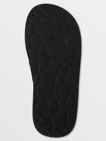 Semelle noire texturée vue de dessous pour Sandales - Victor Big Volcom garçon été 2021 style gougounnes soulier d'eau.