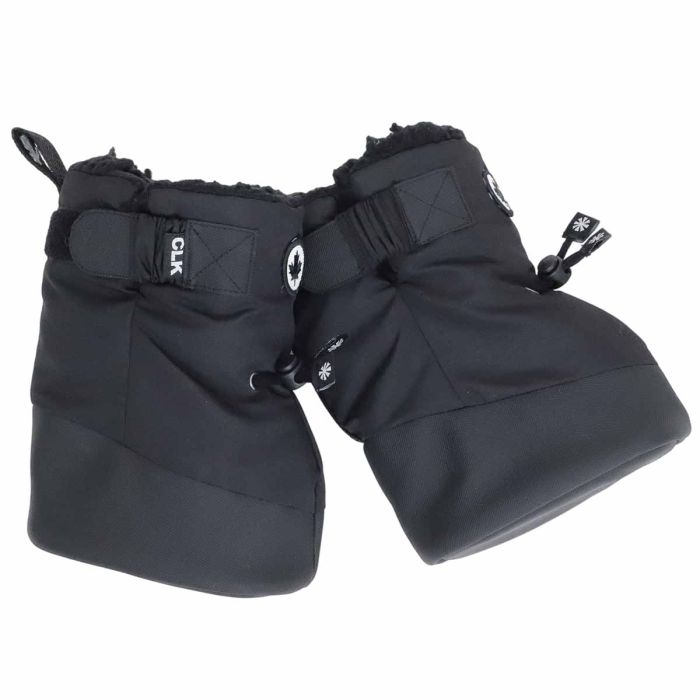 Bottes d'hiver - Calikids noires au style rembourré, avec poignets ajustables et cordons de serrage, vue de face en biais