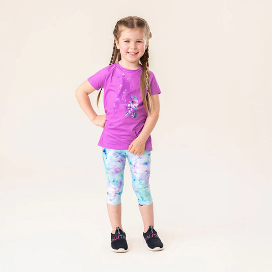 Legging 3/4 - Nanö blanc et bleu avec motifs aquarelles, porté par une fille, vue de face.