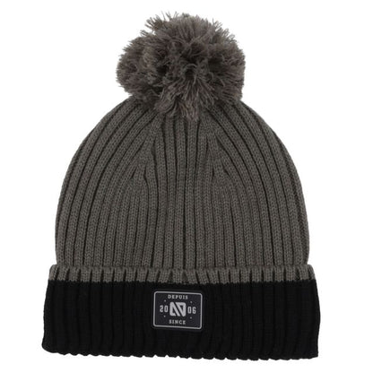 Tuque d'hiver - Nanö en tricot gris et noir avec pompon, détail logo devant, pour enfant, vue de face.