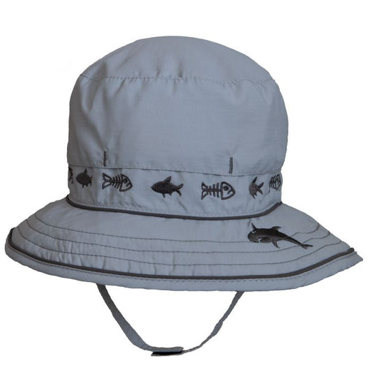 Chapeau - Calikids gris clair avec motifs poissons noirs, tissu léger, protection UV 50+, ajustable, pour enfant, vue de côté