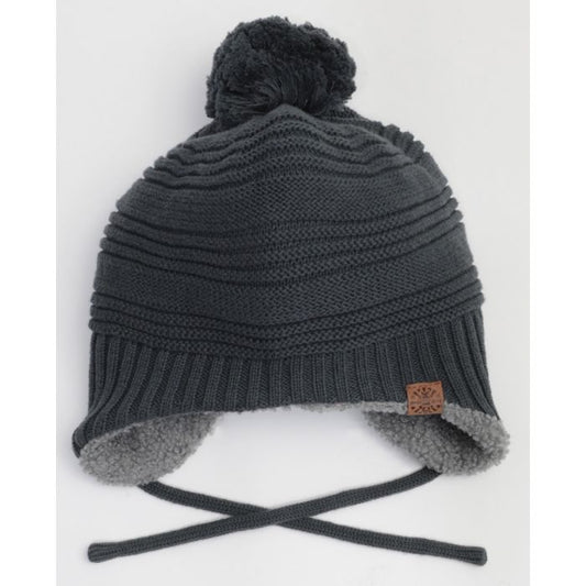 Tuque d'hiver - Calikids noire doublée en teddy gris, pompon, avec cordons, style chaud pour enfant, vue de face détaillée.