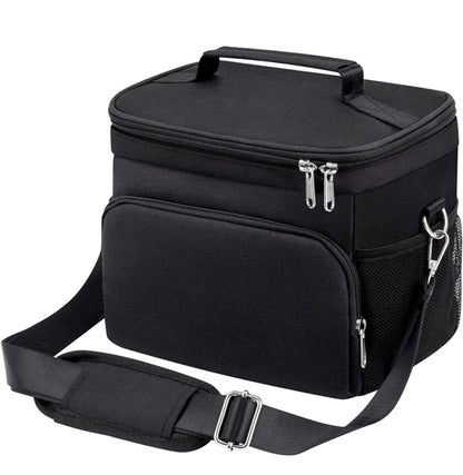 Boîte à lunch noire en tissu isolant, avec poignée et bandoulière réglable, vue de trois quarts, design fonctionnel adulte.