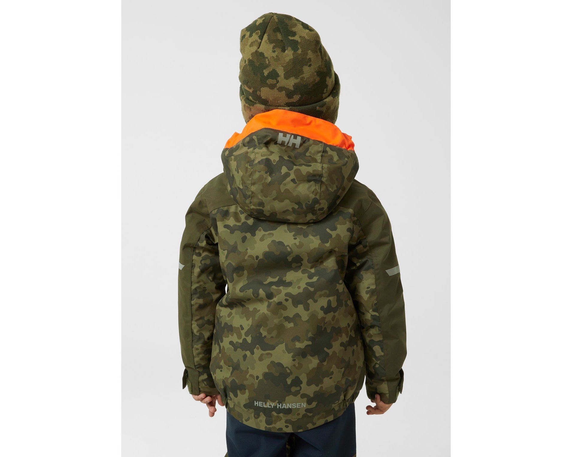 Manteau d'hiver - Helly Hansen garçon camouflage vert kaki avec capuche orange, vue de dos porté sur mannequin enfant