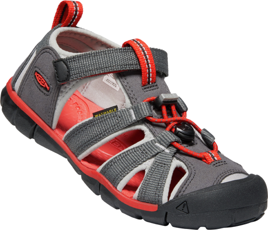 Sandales - Seacamp II Keen grises et rouges en caoutchouc pour enfant, vue en angle montrant la fermeture velcro et sangle élastique.
