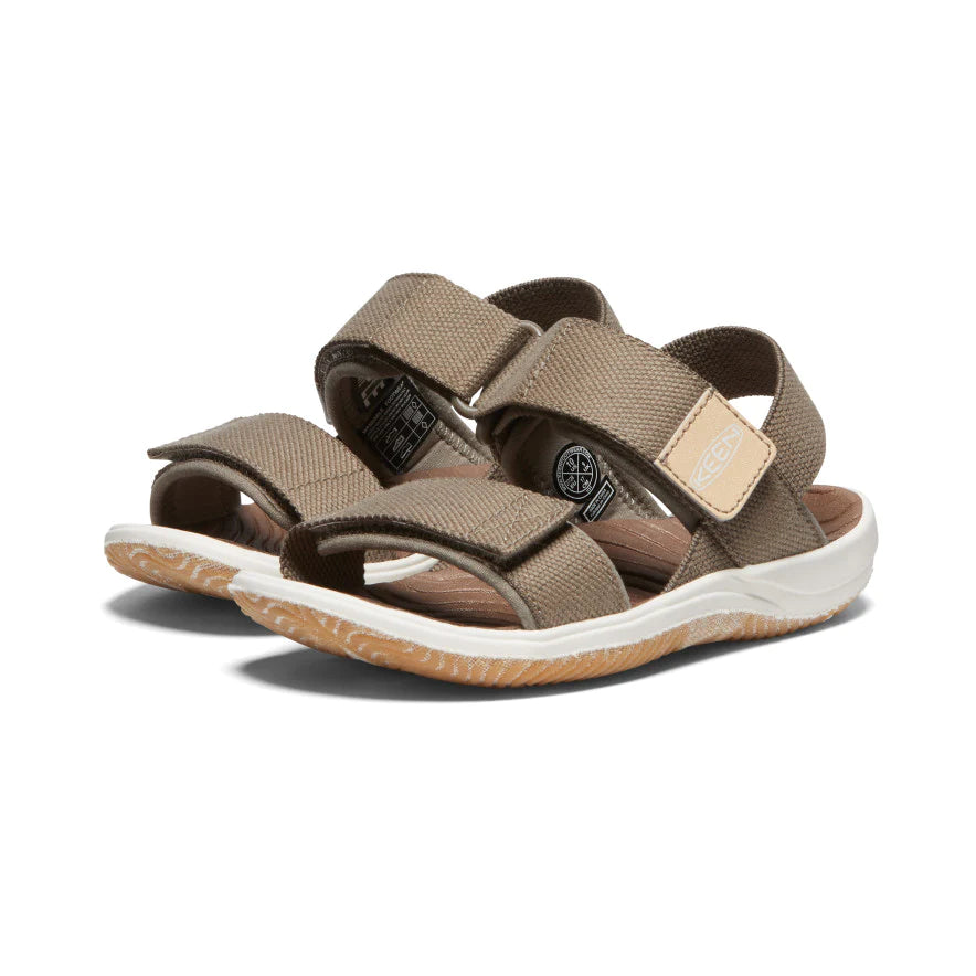 Sandales Elle Backstrap - Keen pour enfant, sandales ouvertes kaki avec semelle blanche, vue de trois quarts devant.