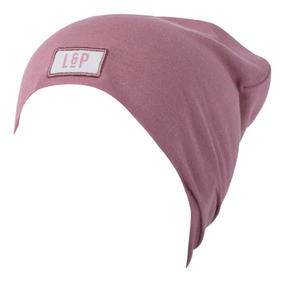 Tuque Mi-Saison - L&P en coton extensible rose poudré avec logo, vue de profil portée sur mannequin sans visage.