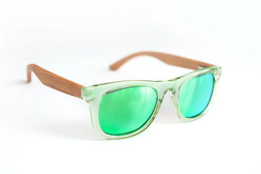 Lunettes de soleil - Lox Lion avec monture transparente verte et branches en bambou, verres polarisés verts, vue en angle côté droit.