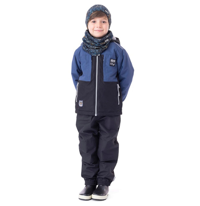 Tuque Mi-Saison - Nanö bleu marine à motifs, jersey doux extensible, porté par garçon, vue de face sur mannequin.